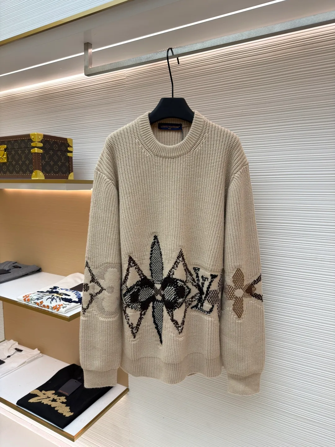 LOUIS VUITTON three-flowered crew neck sweater ●Original version: Purchased and developed for 13200 ●Item number: 1681552-B50 ●Fabric: wool blended fabric ●Technology: Knitted ●Color: Khaki ●Version: Fitted version ●Weight: about 970 grams ●Size: XS-S-M-L ●Description: The wool is made of high-quality wool yarn, one of the must-have wool materials for high-end goods. It is knitted with a Cixing 5-needle machine and a jacquard weave. Each piece takes 270 minutes per piece, parallel average speed, multi-color partial jacquard craftsmanship, and is made by an experienced master who takes 3 days to cut out the drawings. Specific three-label washing, the overall wiring is straight and delicate, the fabric is comfortable and soft, the color is consistent and there is no color difference. It can be matched with the same style to create a fashionable look, and can be used in various occasions. Customized accessories, complete with three standards, same style for men and women!